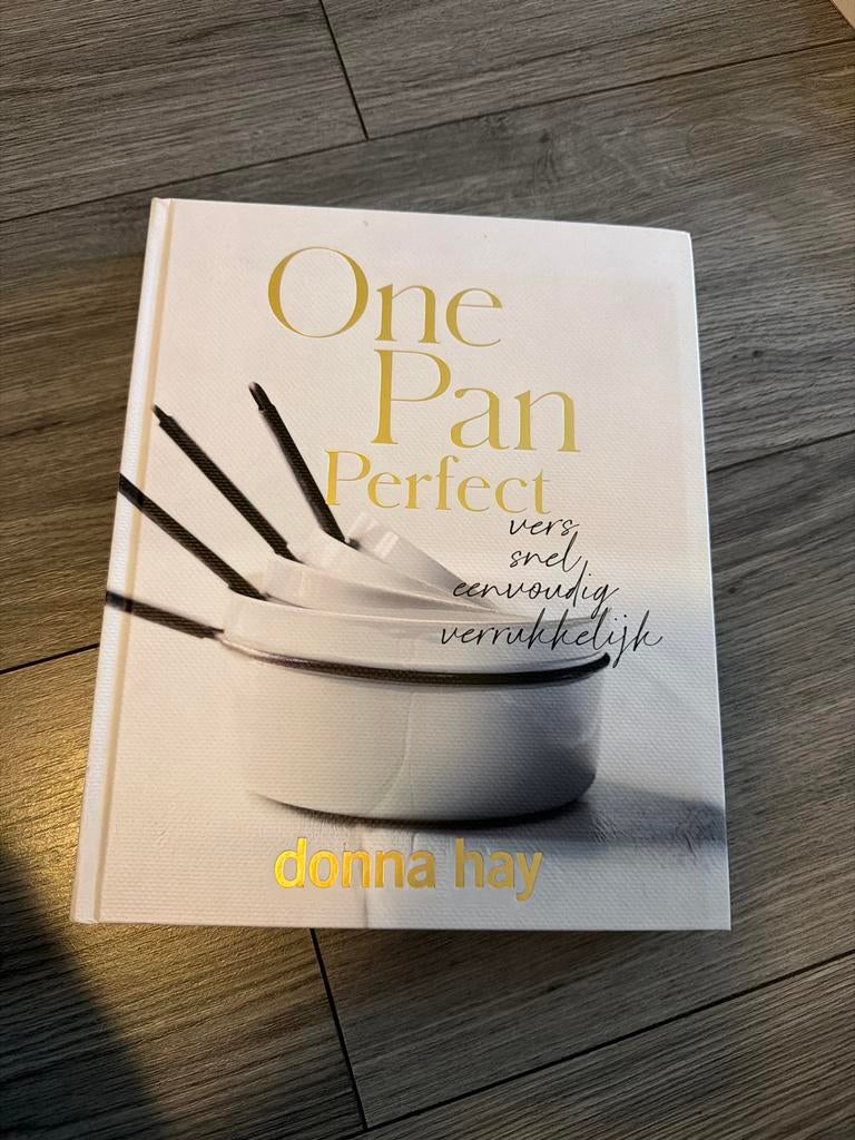 One Pan Perfect - Donna Hay kookboek, Hoofdgerechten, Ophalen of Verzenden, Zo goed als nieuw, Gezond koken