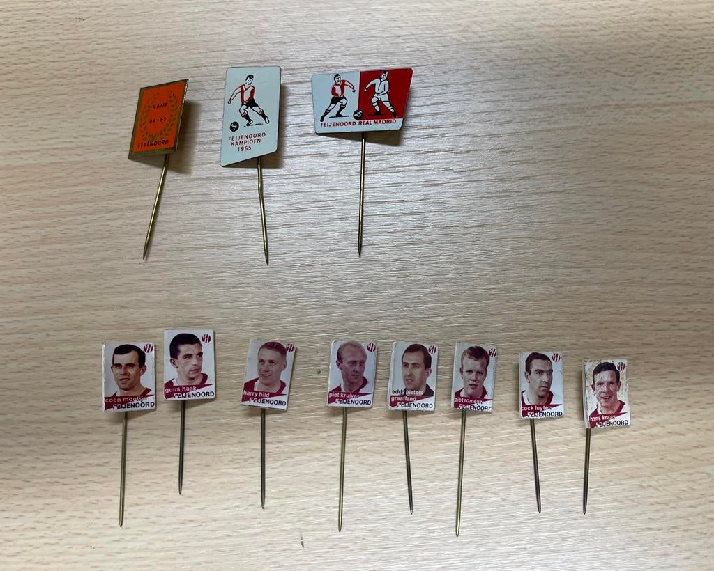 Feijenoord 11 oude speldjes rond 1965, Ophalen of Verzenden, Zo goed als nieuw, Sport, Speldje of Pin