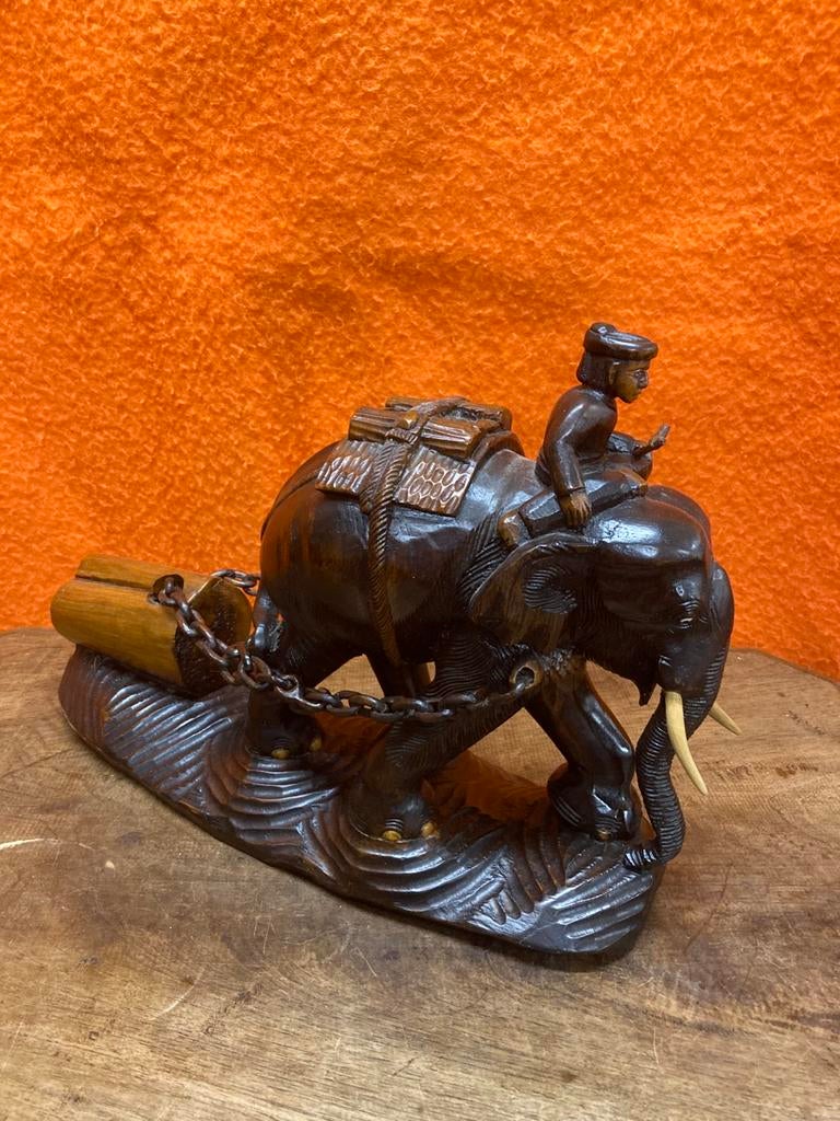 Houten beeld van een olifant met  berijder, Antiek en Kunst, Overige onderwerpen, Houtsnijwerk, Ophalen of Verzenden, Handgemaakt