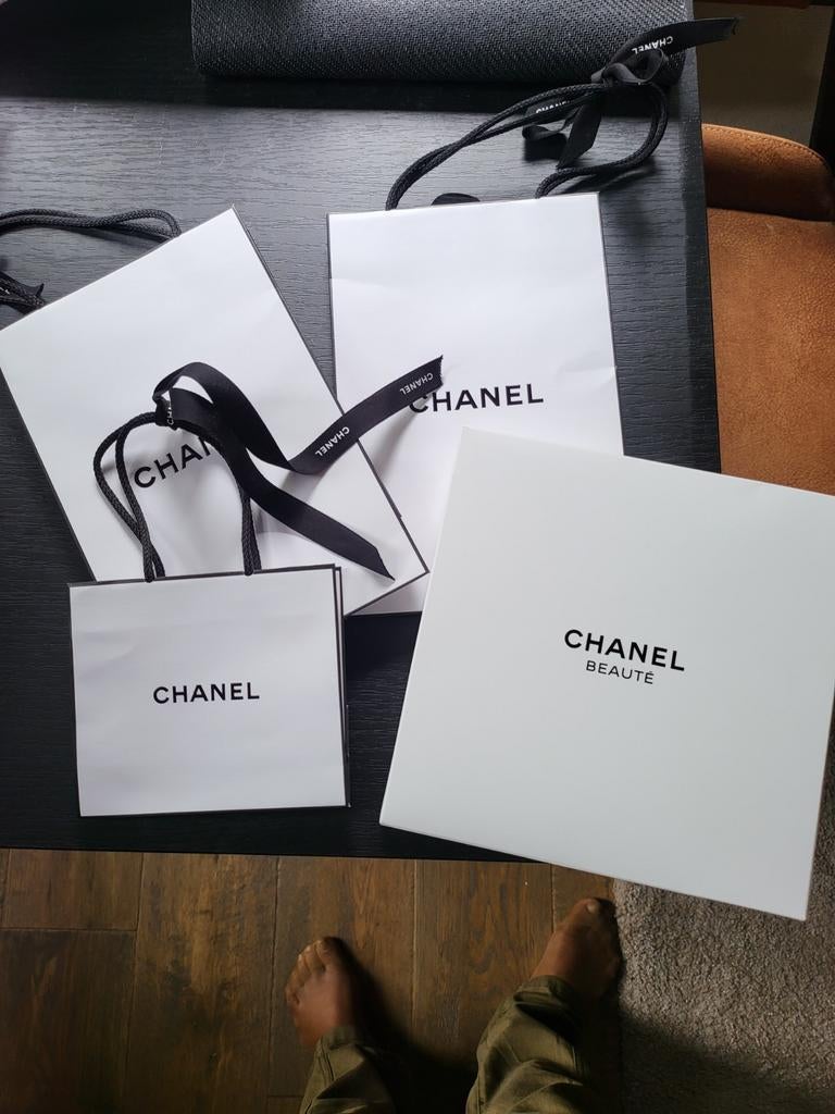 Chanel tasjes, doosje en lintjes, Verzenden