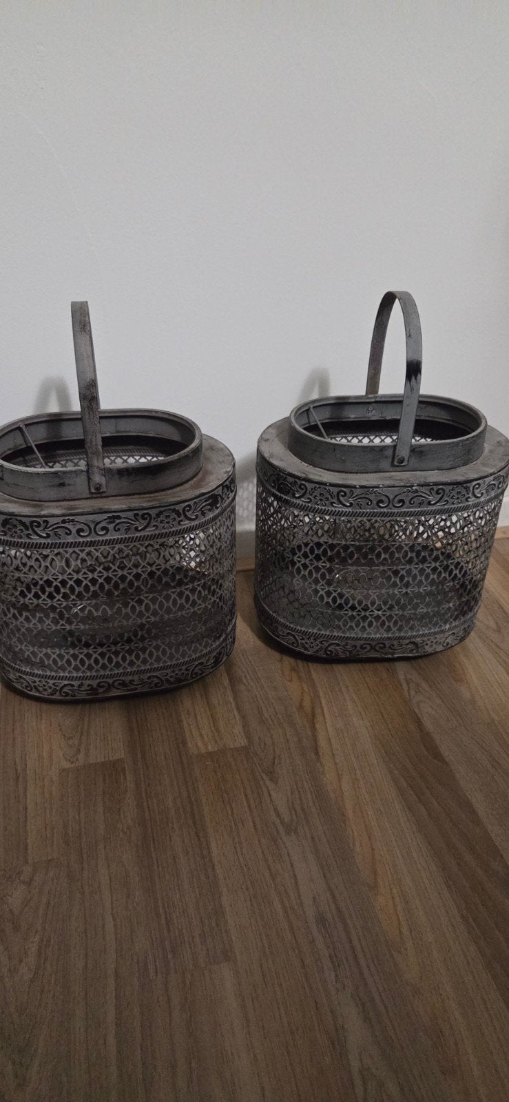 Set van 2 metalen windlichten/kandelaars, Huis en Inrichting, Gebruikt, Ophalen of Verzenden, Metaal, Grijs
