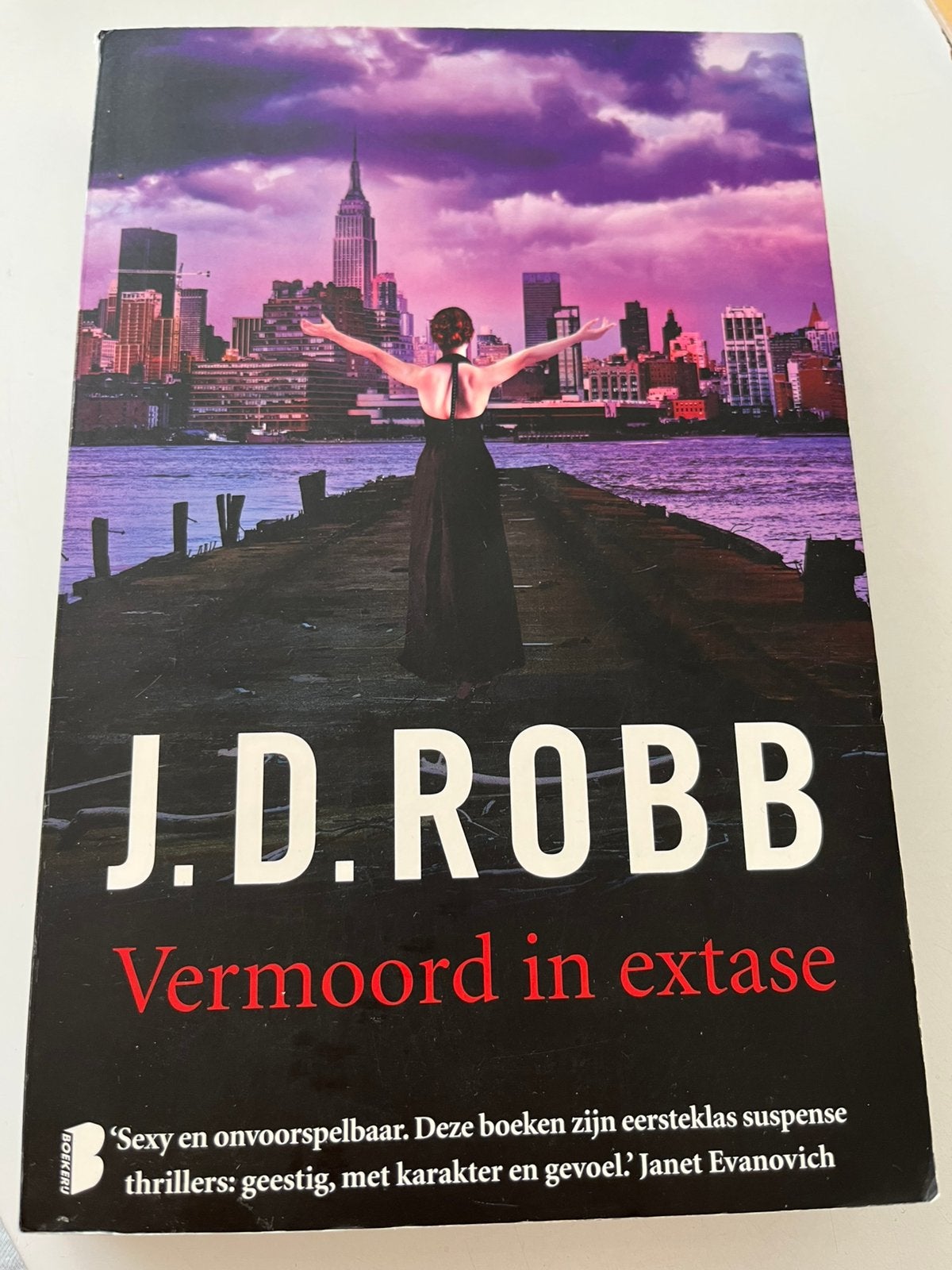 J.D. Robb - Vermoord in extase, Ophalen of Verzenden, Zo goed als nieuw, J.D. Robb