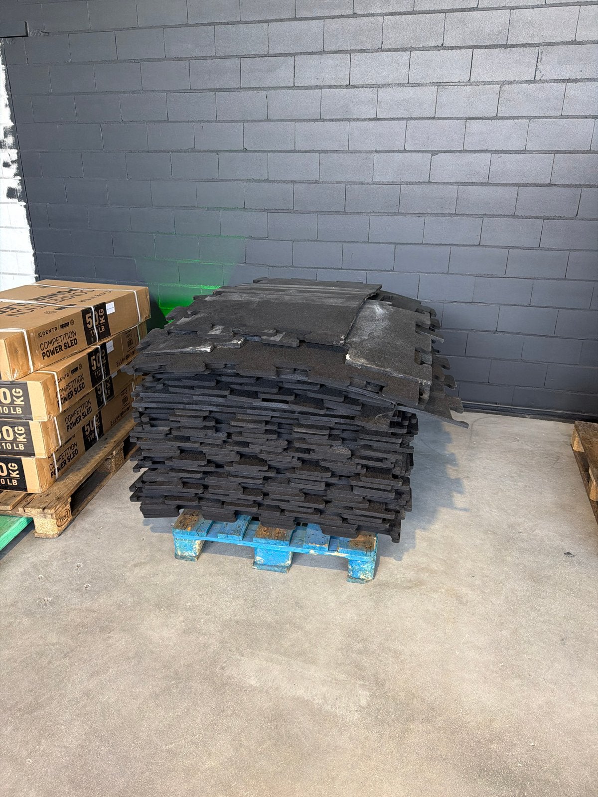 Partij Bosrubber Puzzelmatten - 35m2 Fitnessvloer, Sport en Fitness, Fitnessmaterialen, Ophalen, Gebruikt, Fitnessmat