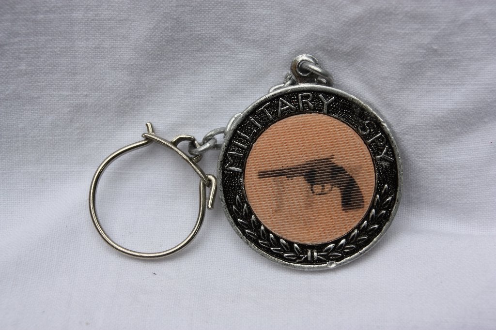 Vintage sleutelhanger Military Spy 117 James Bond, Verzamelen, Ophalen of Verzenden, Gebruikt, Film, Overige typen