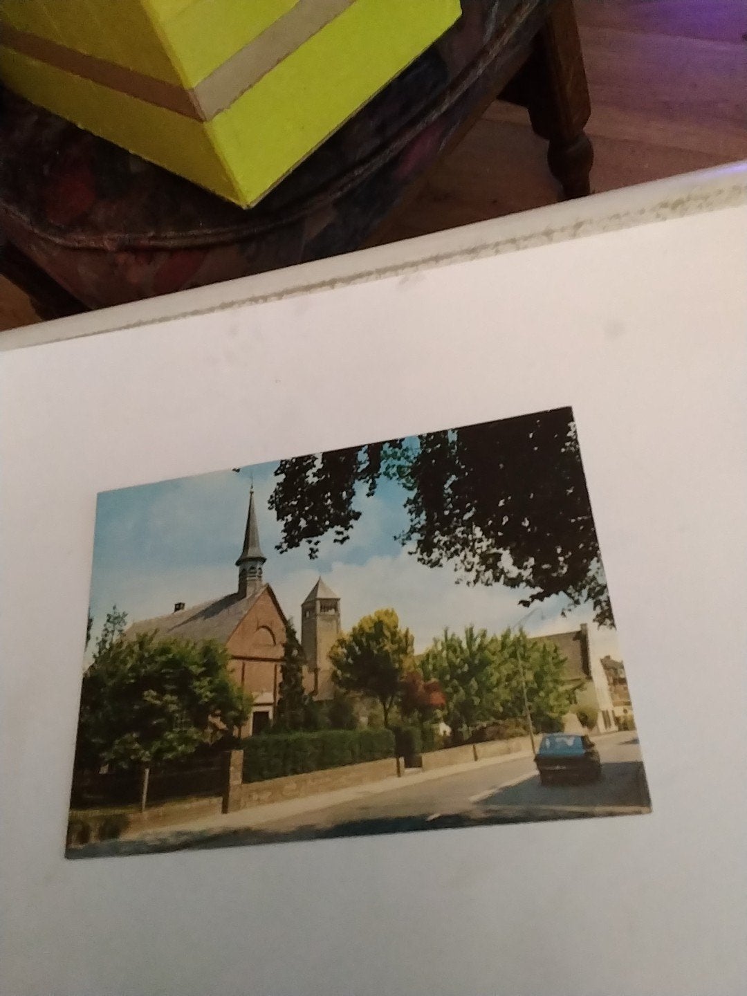 Oude ansichtkaart Beek GLD - Kerk en straatbeeld, Ophalen of Verzenden
