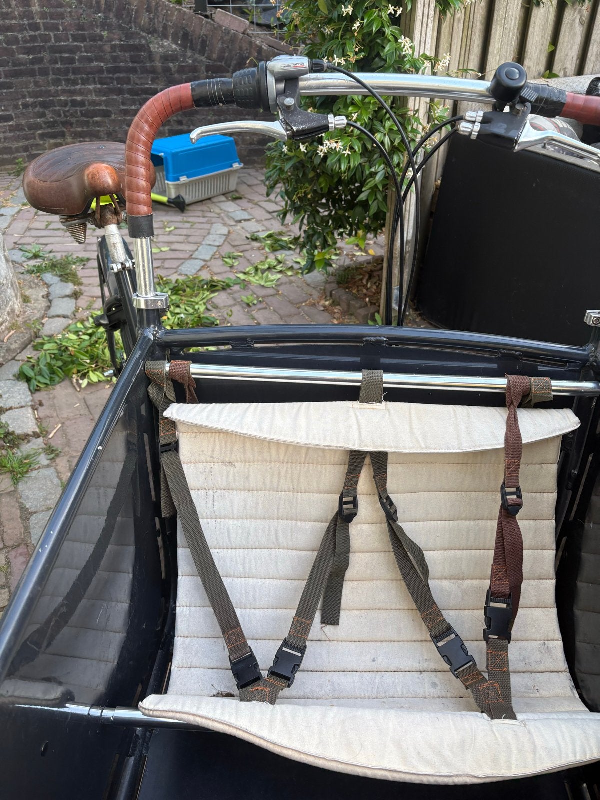 Twee zitjes voor Johnny Loco bakfiets inclusief stangen, Ophalen, Gebruikt, 2 kinderen, Johnny Loco