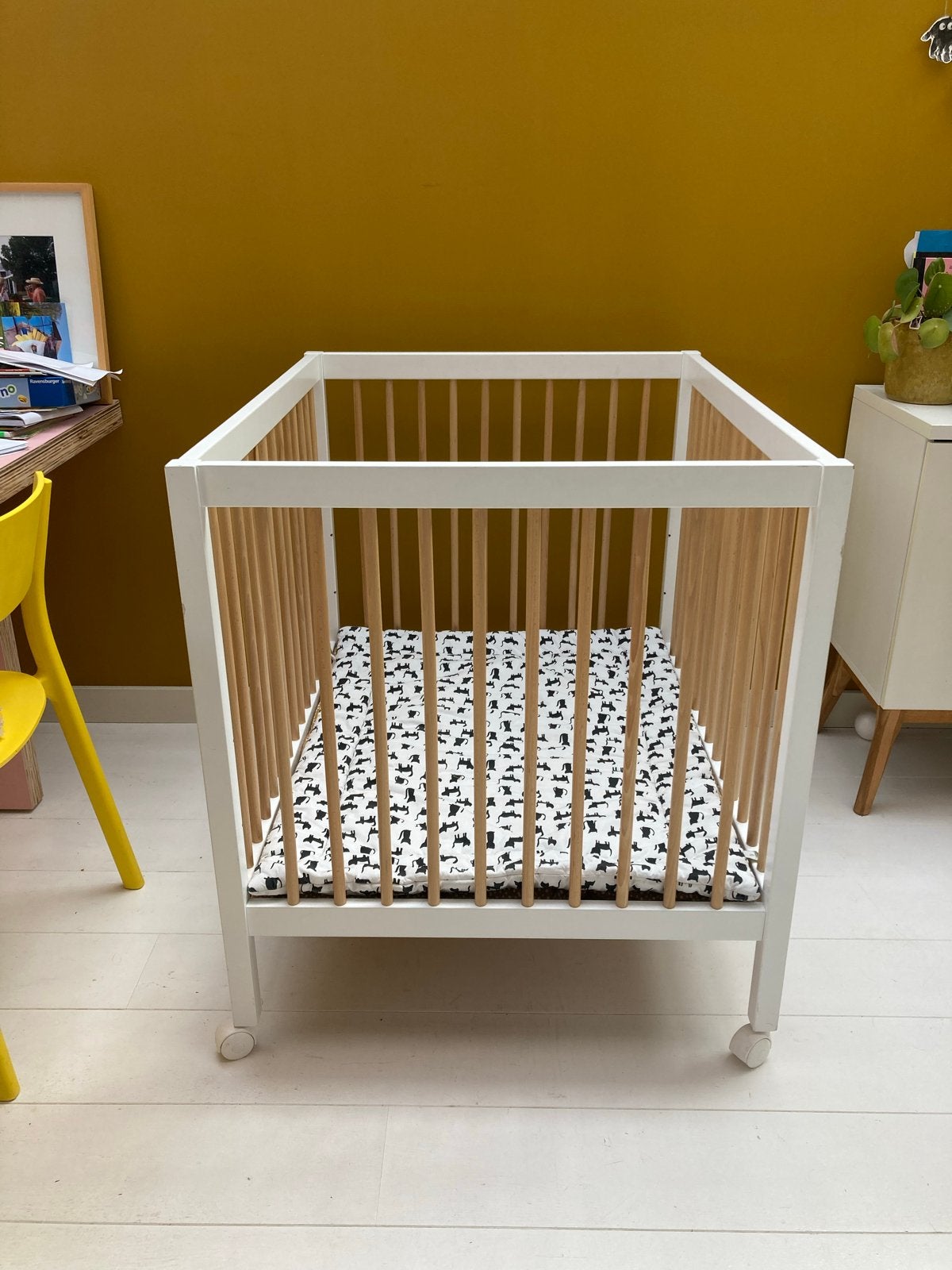 Witte houten box met wieltjes. 100x80cm zonder boxkleed., Ophalen, Gebruikt, Rechthoekig, In hoogte verstelbaar