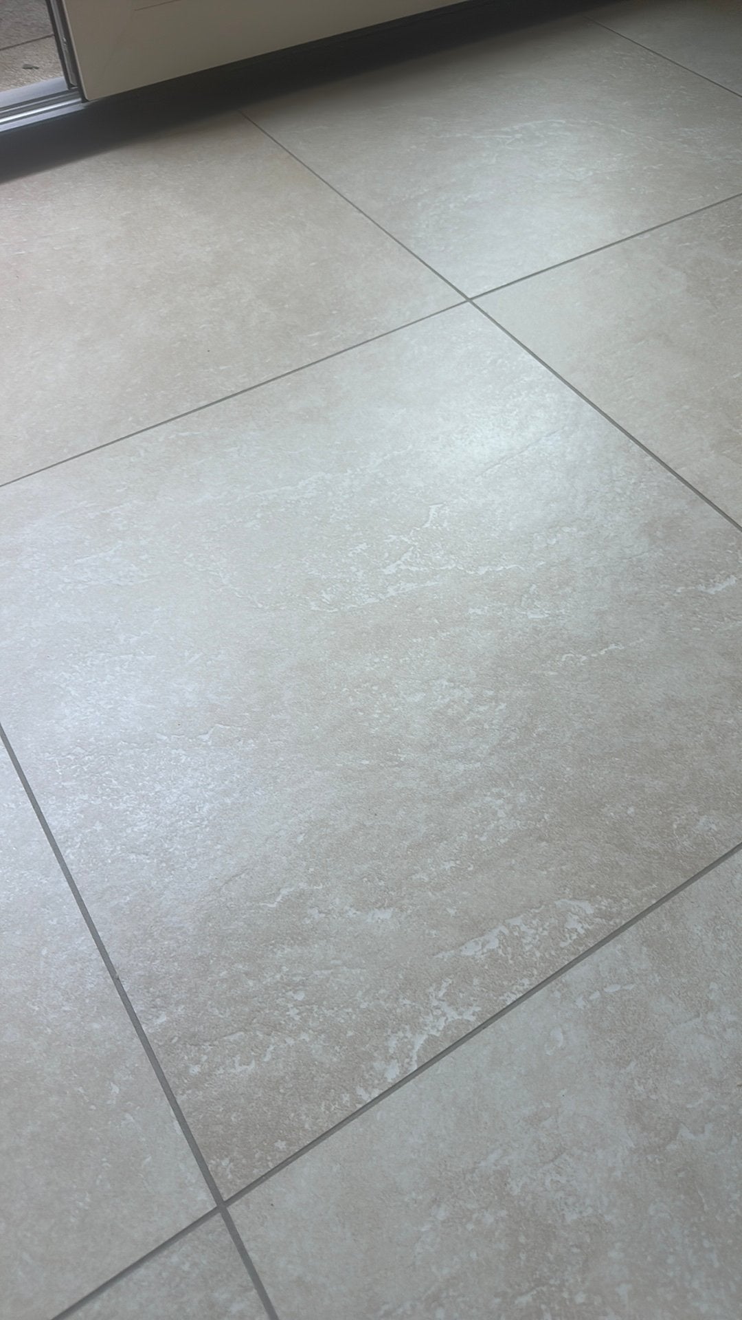 Gevraagd vloertegel Keraben Amozonaz beige 60x60, Ophalen, 60 cm of meer, Zo goed als nieuw, Minder dan 5 m²