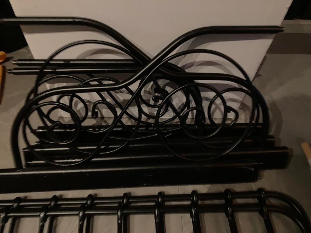 Minnen zwart ikea uitschuif bed, Kinderen en Baby's, Kinderkamer | Bedden, Ophalen, 70 tot 85 cm, Zo goed als nieuw, Lattenbodem