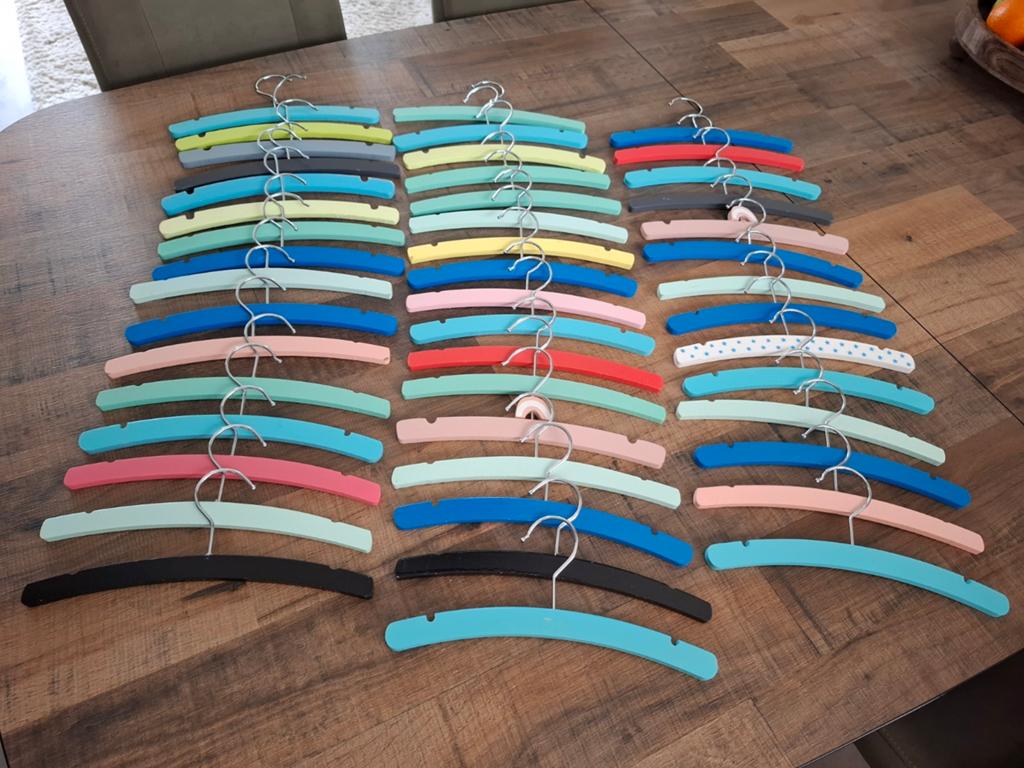 47 houten kleerhangers, Kinderen en Baby's, Babykleding | Overige, Ophalen of Verzenden, Jongetje of Meisje