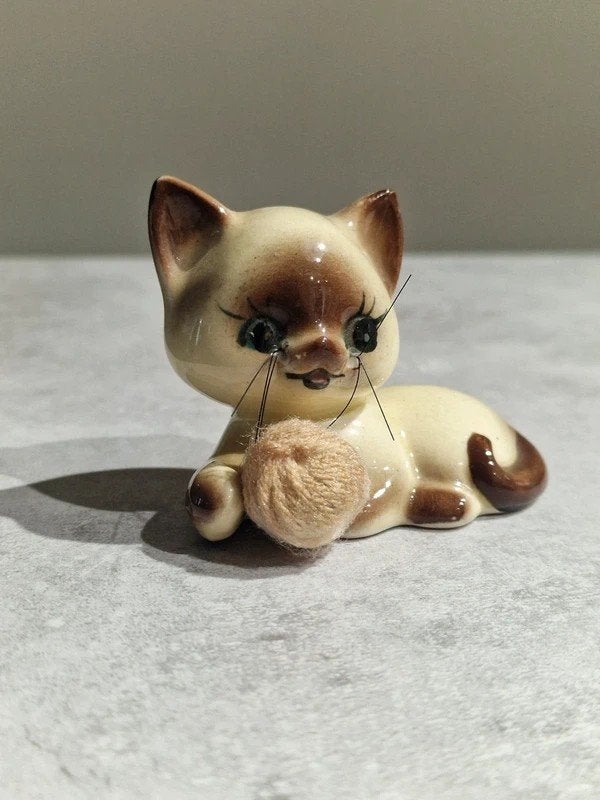 Vintage Siamese Kat met Wolletje Japan Porselein Retro, Ophalen of Verzenden, Zo goed als nieuw, Dier