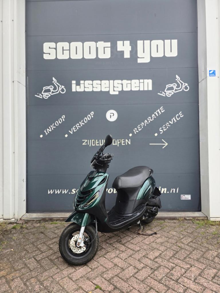 PIAGGIO ZIP 4T 2V RS-1  JAGUAR FULL OPTION GARANTIE!, Fietsen en Brommers, Scooters | Piaggio, Zo goed als nieuw, Zip, Benzine