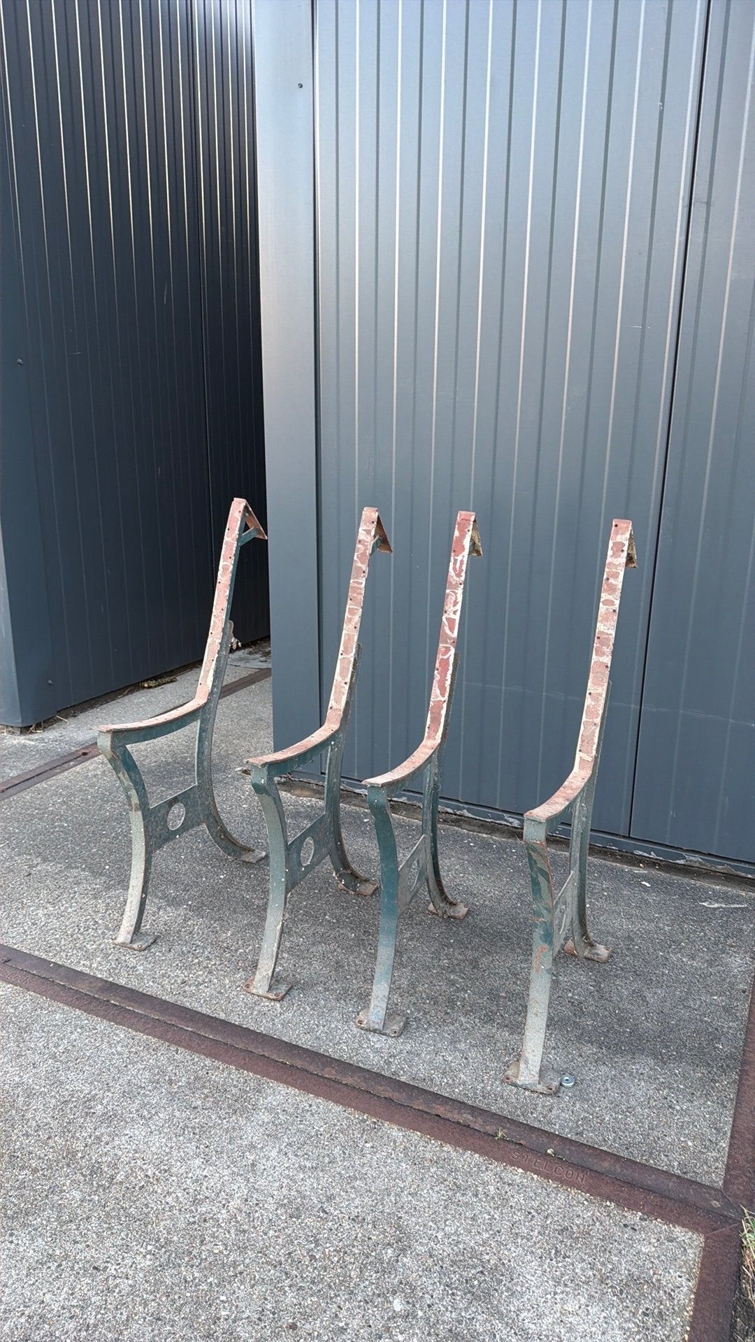 4 industriële tafelonderstellen, Ophalen