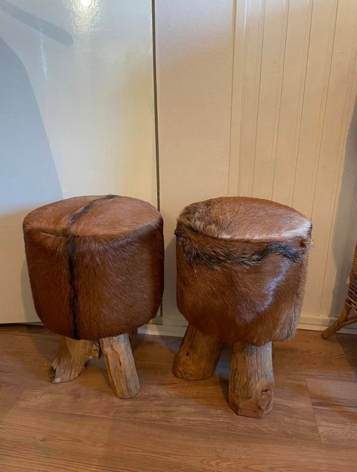 Set van 2 Krukjes met Geitenvacht en Houten Poten, Ophalen, Gebruikt, Hout
