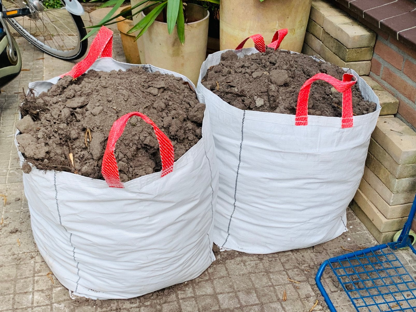 Tuin / klei grond hele berg en meer. Moet snel weg. Gratis, Ophalen, Tuinaarde