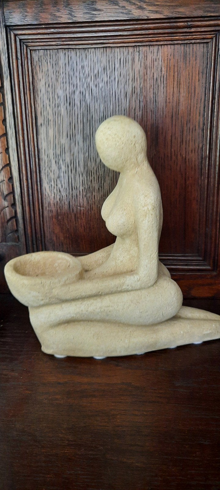 Beeld van zittende vrouw met schaal, bijna nieuw, Minder dan 20 cm, Ophalen of Verzenden, Gemerkt, Steen of Keramiek