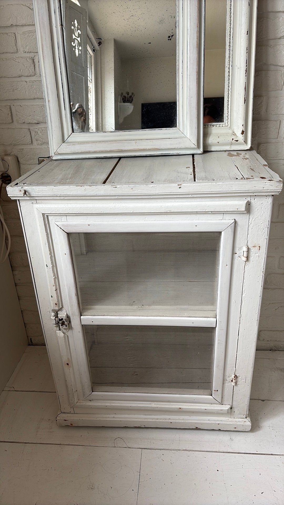 Oude witte vliegenkast, Ophalen