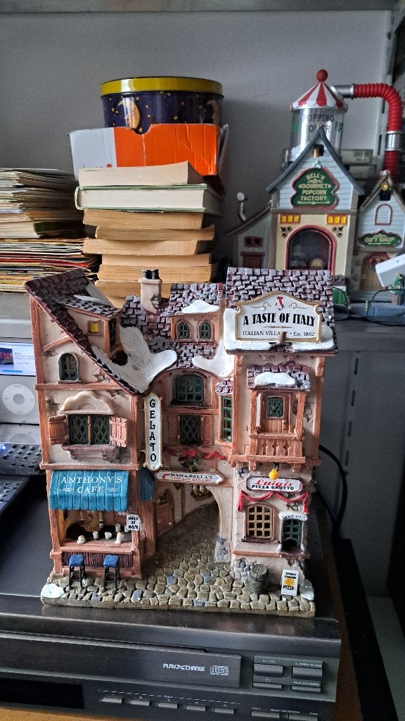 Lemax facade A Taste Of Italy (Z262-64), Diversen, Kerst, Ophalen of Verzenden, Zo goed als nieuw