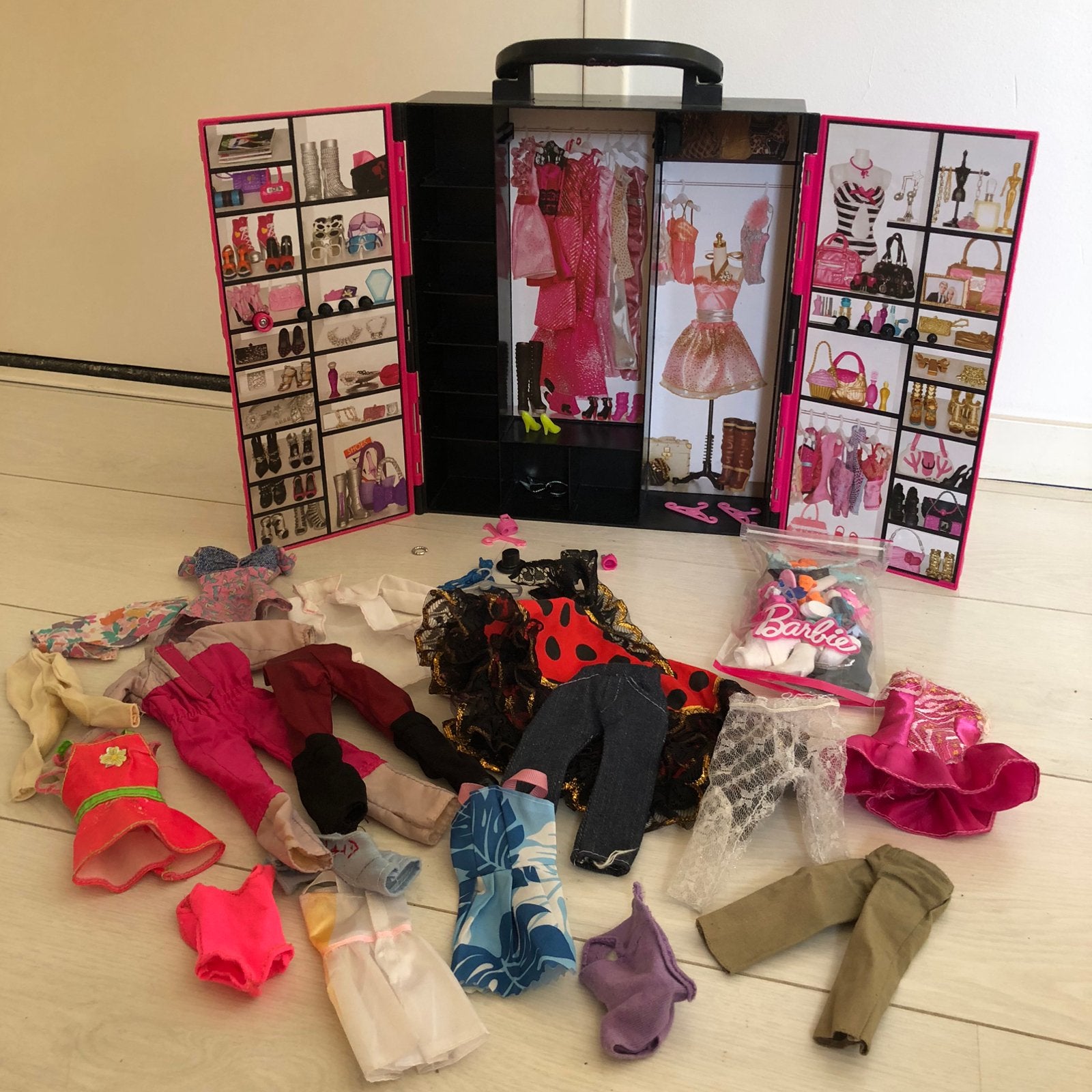 Barbie kledingkast met heel veel accessoires, Ophalen of Verzenden, Gebruikt, Barbie
