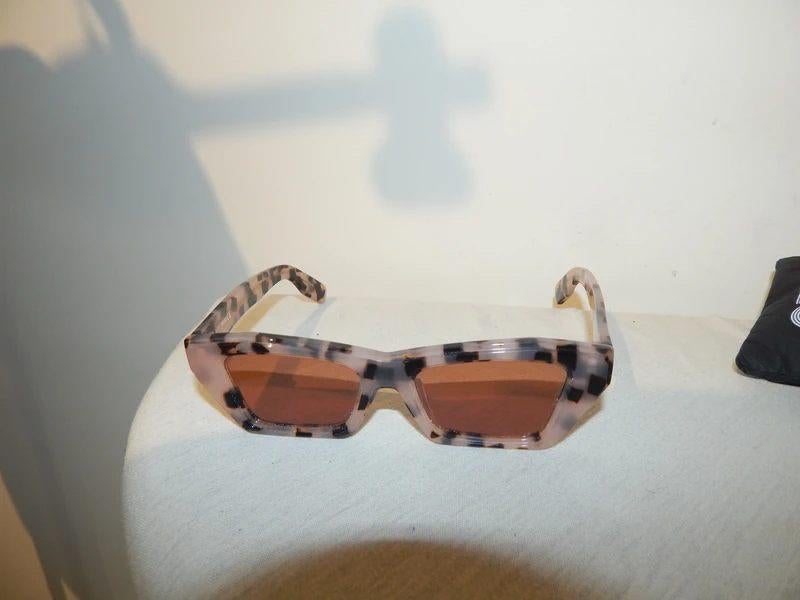Kenzo aparte zonnebril in motief met hoesje erbij, Sieraden, Tassen en Uiterlijk, Zonnebrillen en Brillen | Dames, Overige merken