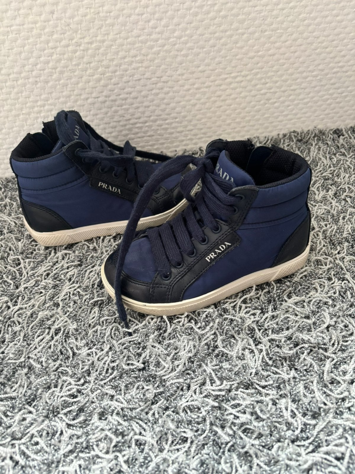Prada schoenen met zijrits maat 25, Schoenen, Ophalen of Verzenden, Zo goed als nieuw, Jongen