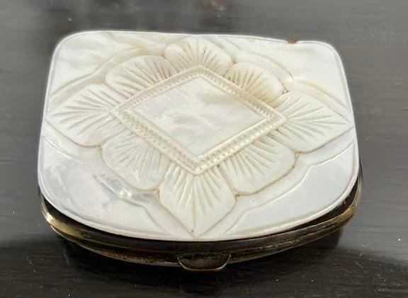 Klein portemonneetje van parelmoer incl 2 parelmoeren fiches, Ophalen of Verzenden
