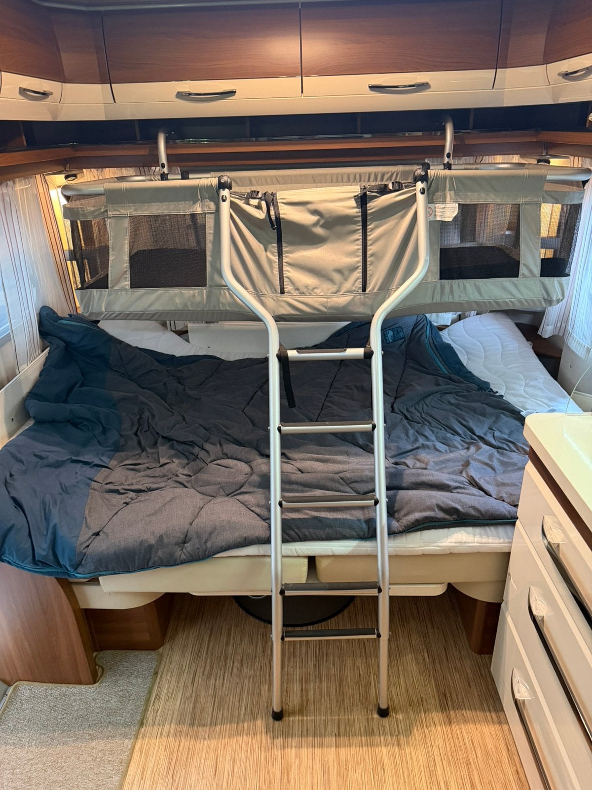 Uwis caravanbed wegklapbaar. Stapelbed, Ophalen
