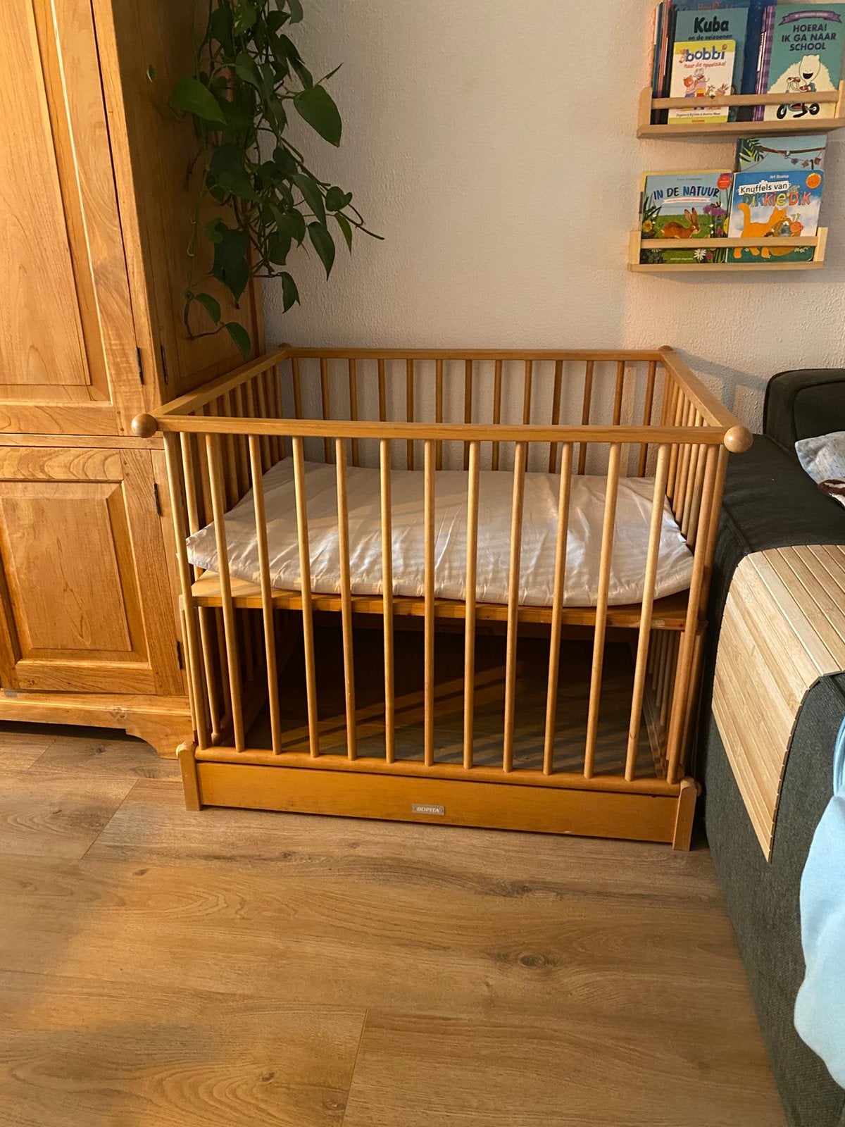 Houten babybox Bopita, Kinderen en Baby's, Boxen, Ophalen, Zo goed als nieuw, Vierkant, In hoogte verstelbaar