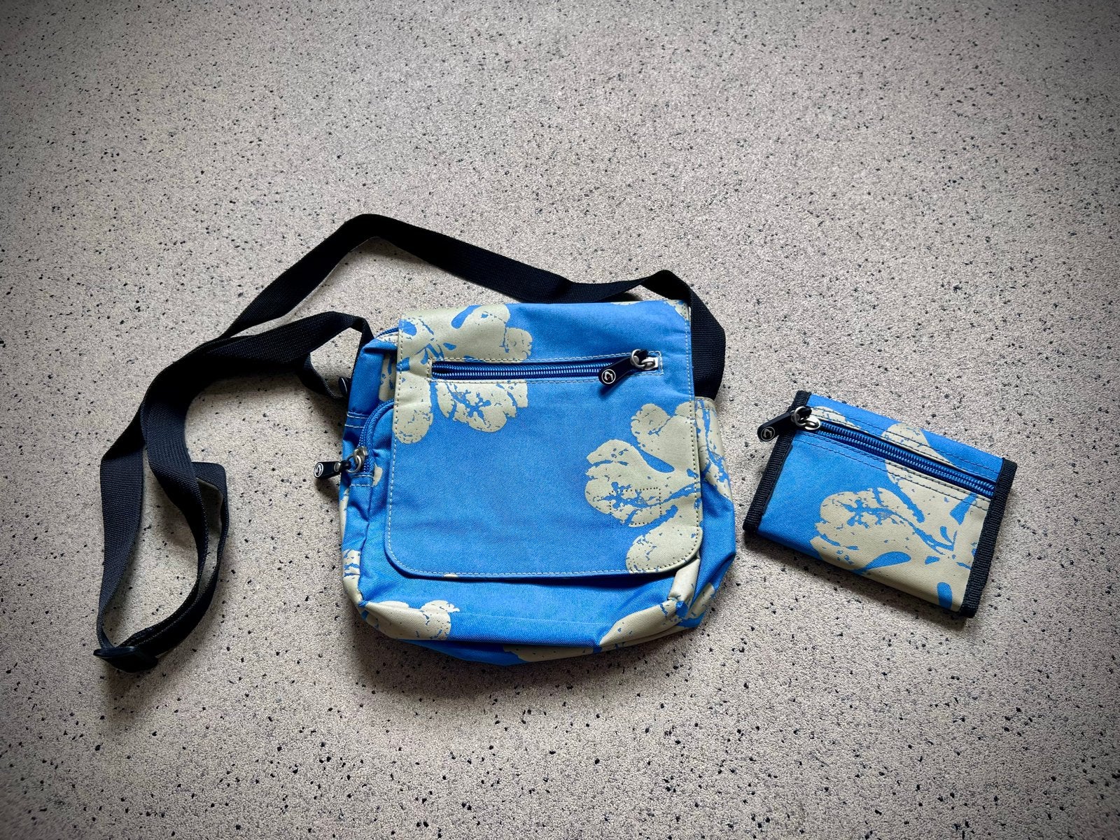 Schoudertasje en portemonnee - Blauw met print, Ophalen of Verzenden, Gebruikt, Blauw, Overige merken