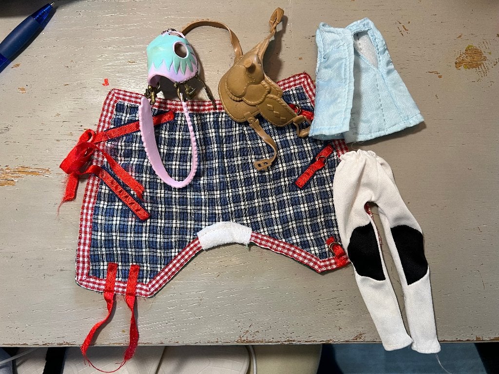 Vintage barbie sindy fleur pop paarden accessoires kleding, Ophalen of Verzenden, Zo goed als nieuw, Kleertjes