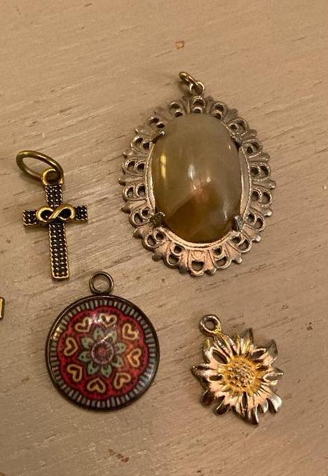 Lotje vintage kettinghangers hangertjes kruisje steen bloem, Sieraden, Tassen en Uiterlijk, Kettinghangers, Overige materialen