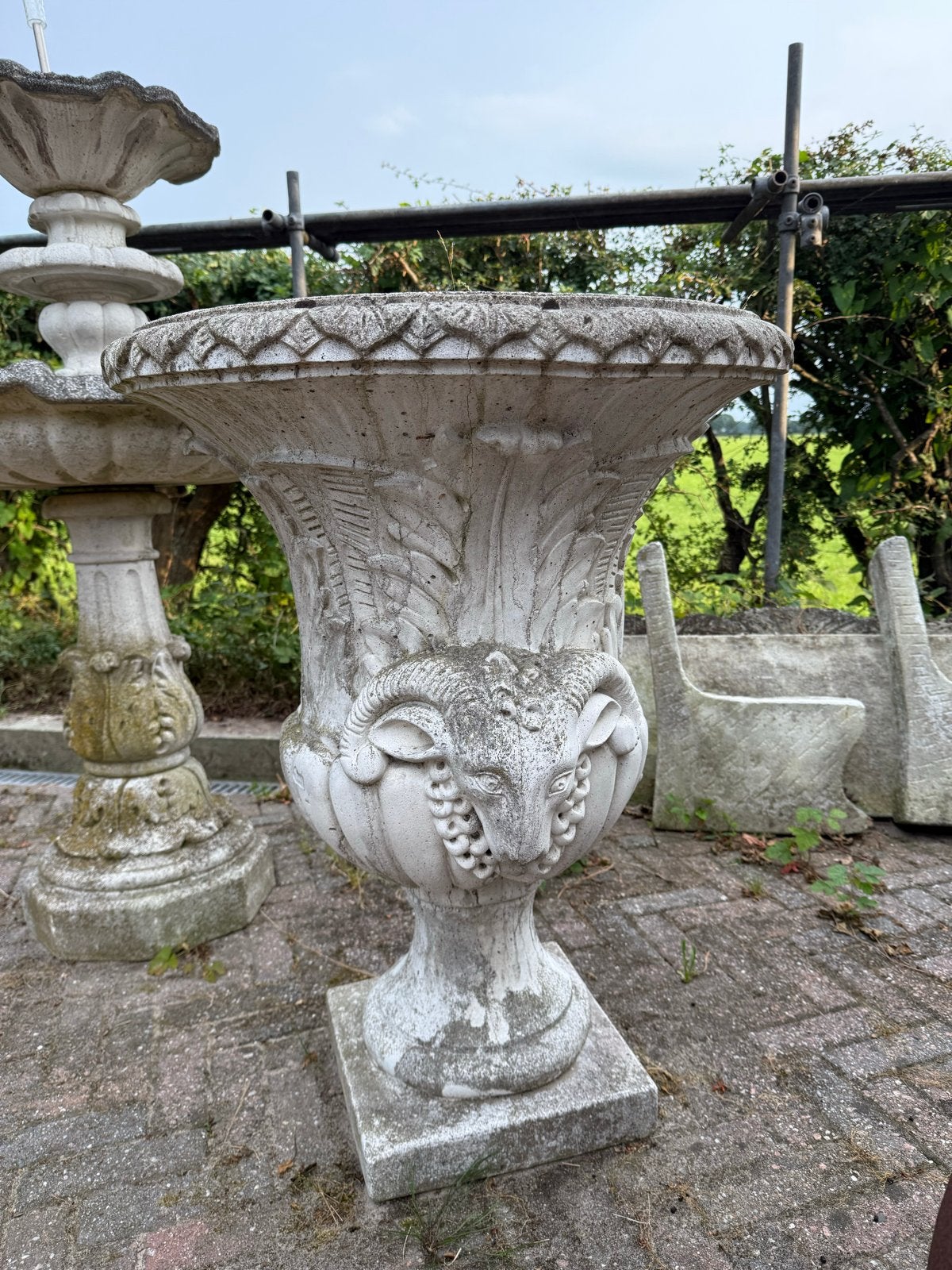 Grote stenen bloempot met ramshoofden, Ophalen, Gebruikt, Minder dan 60 cm, Rond