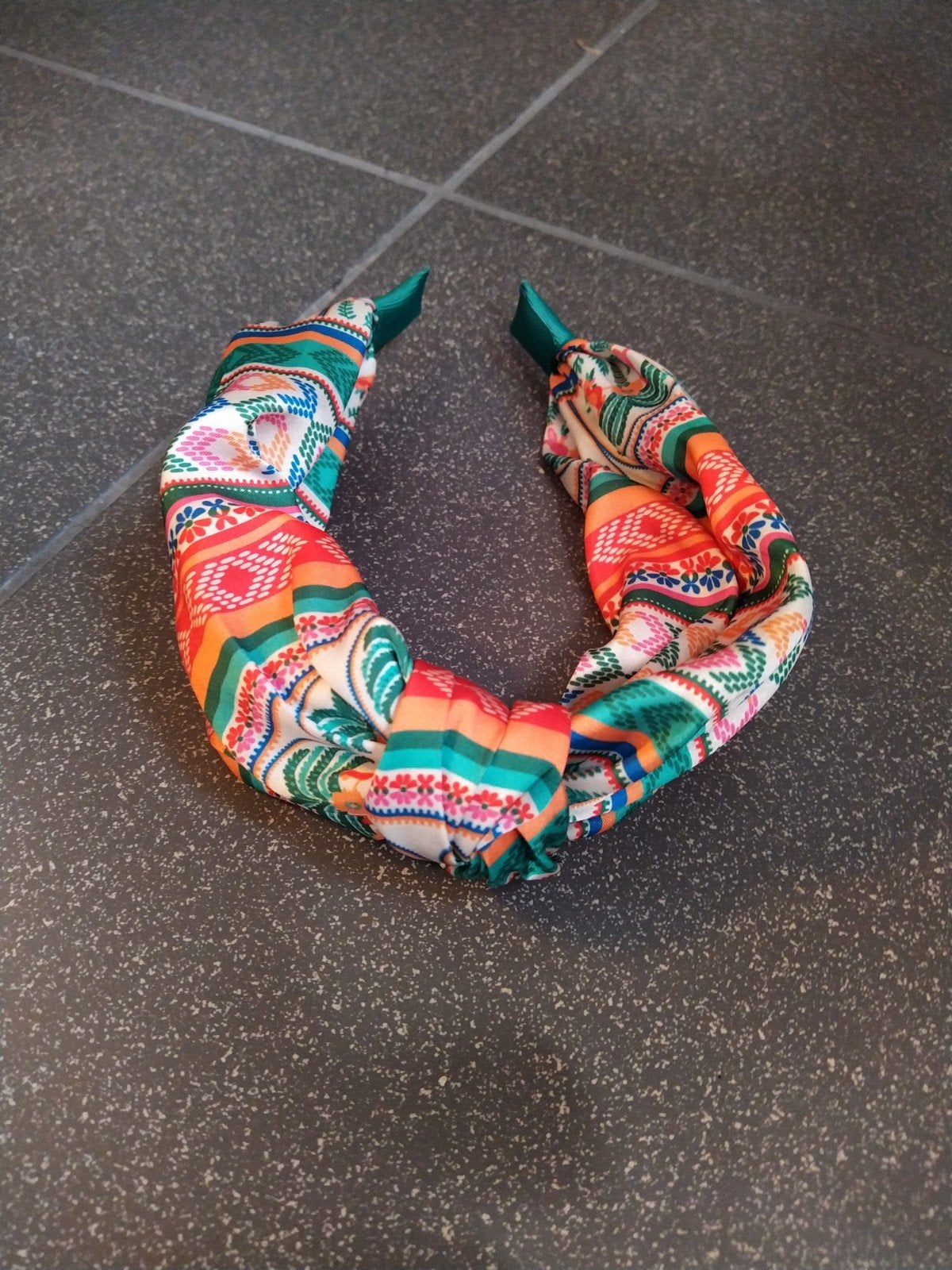 Kleurrijke Diadeem met Patroon - NIEUW, Sieraden, Tassen en Uiterlijk, Overige Accessoires, Ophalen of Verzenden, Nieuw