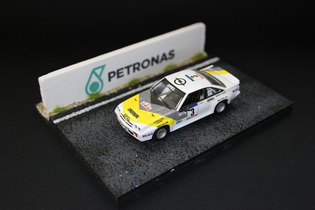Diorama circuit met muur 1:43 Petronas, Hobby en Vrije tijd, Modelbouw | Figuren en Diorama's, Info@bennie-gs.nl, Bennie G's, 7241MB