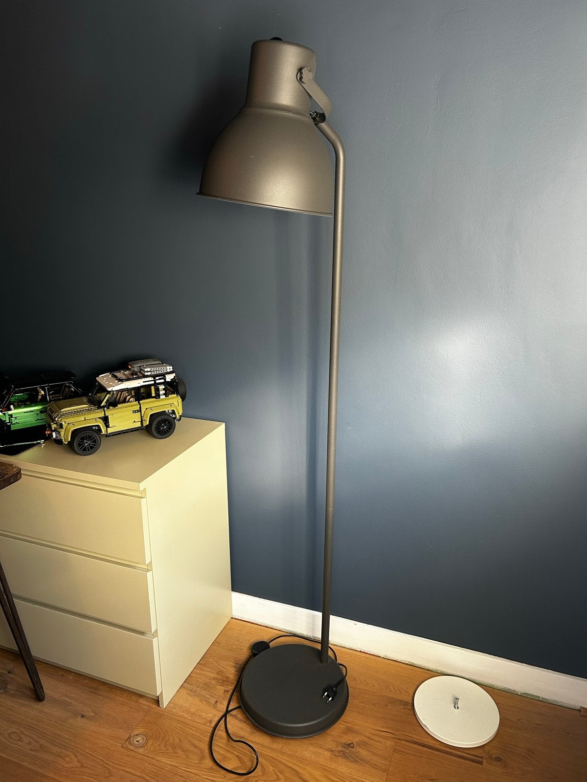 Ikea Hektar staande lamp grijs/zwart (exclusief lamp), Huis en Inrichting, Lampen | Vloerlampen, Ophalen, E27 (groot), Zo goed als nieuw