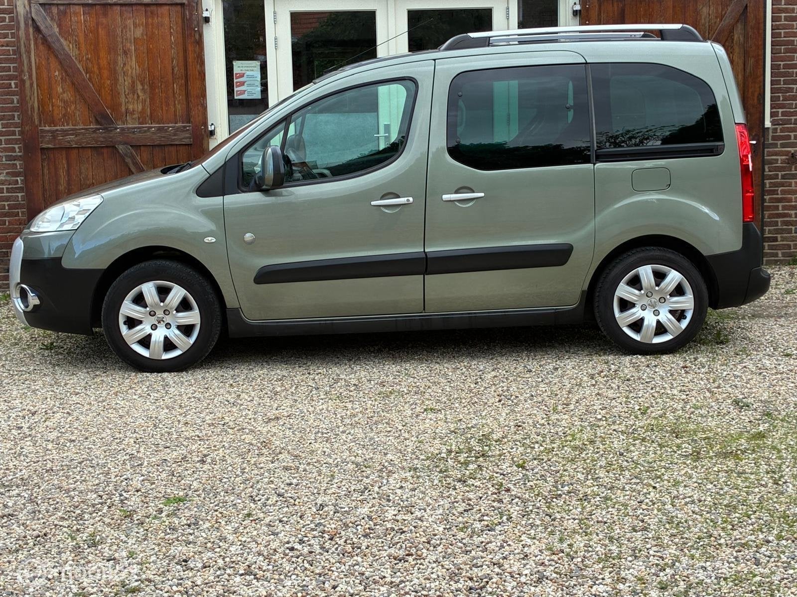Peugeot Partner Tepee 1.6 Outdoor, trekhaak en panoramadaken, Voorwielaandrijving, Stof, Zwart, 4 cilinders