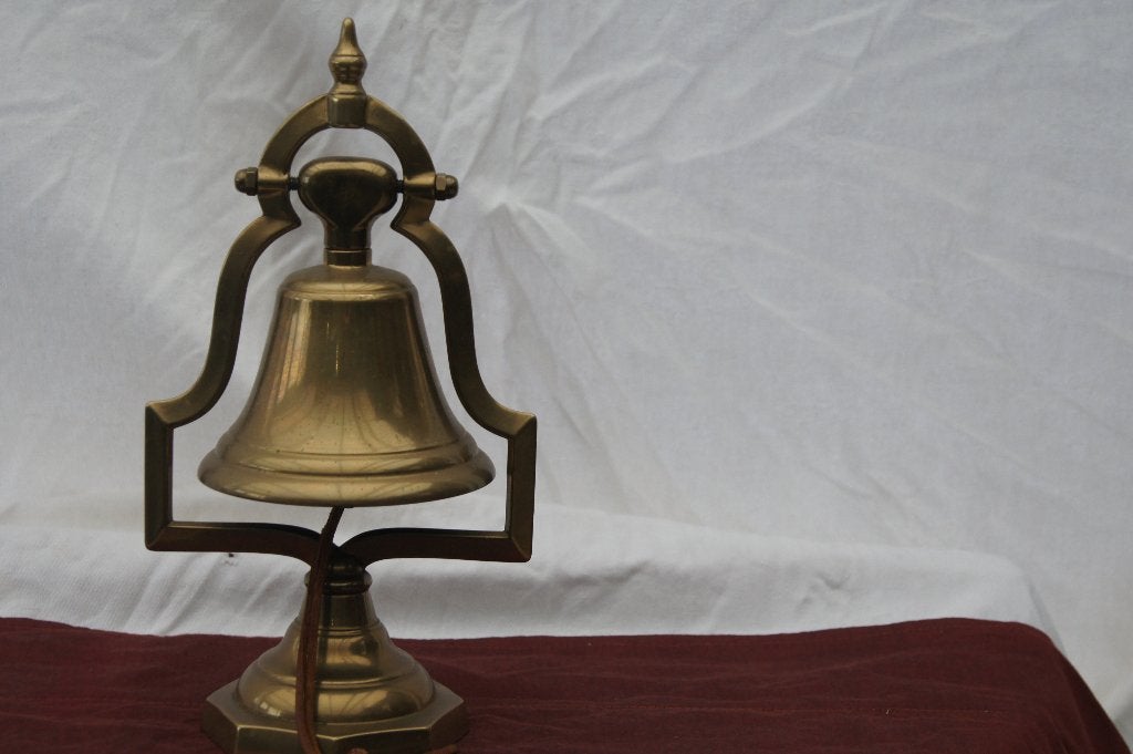 Antieke bronzen tafelbel met sierlijke standaard, Overige typen, Overige onderwerpen, Handgemaakt, Minder dan 20 cm