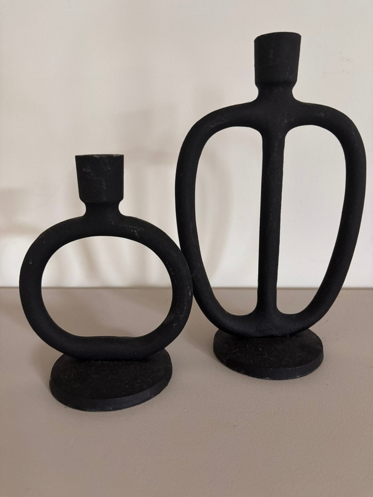 2 matte zwarte, minimalistische designkandelaars van H&M, 26 cm, Ophalen of Verzenden, Zo goed als nieuw, Metaal