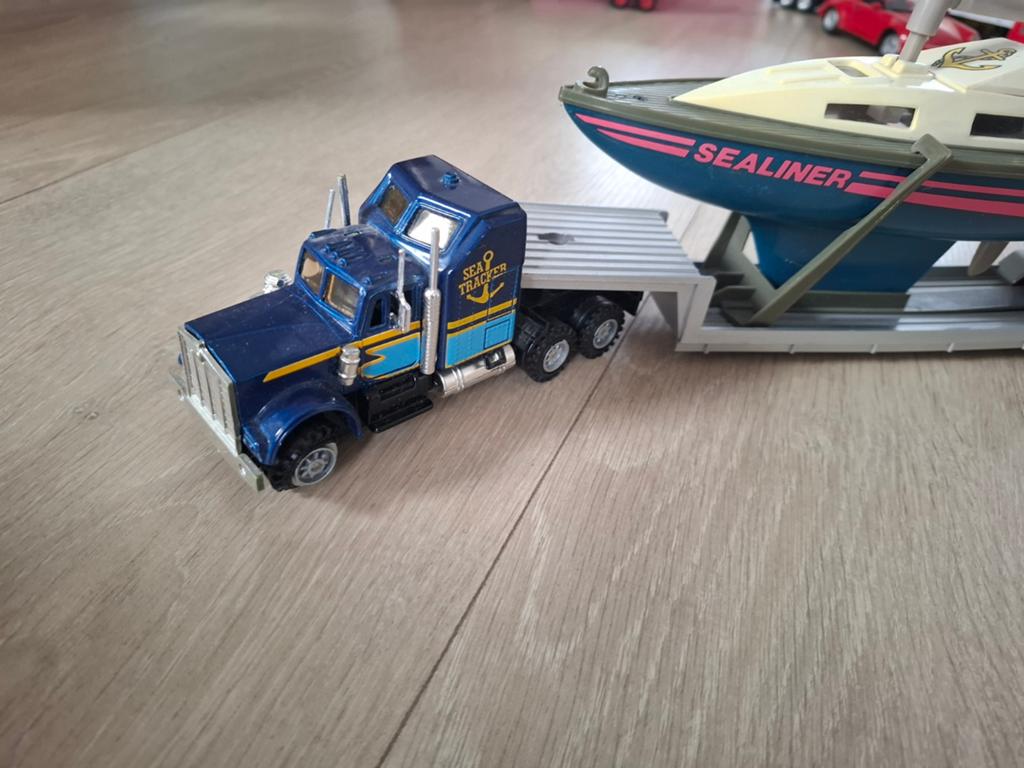 Speelgoed vrachtwagen met zeilboot - Sea Tracker, Ophalen of Verzenden, Gebruikt
