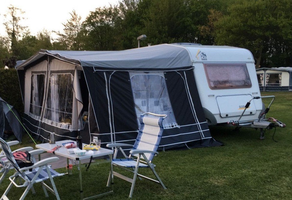 Vakantieklare Knaus Caravan Südwind 450 TF, Caravans en Kamperen, Caravans, Omvormbare zithoek, Rondzit, Particulier, 4 tot 5 meter
