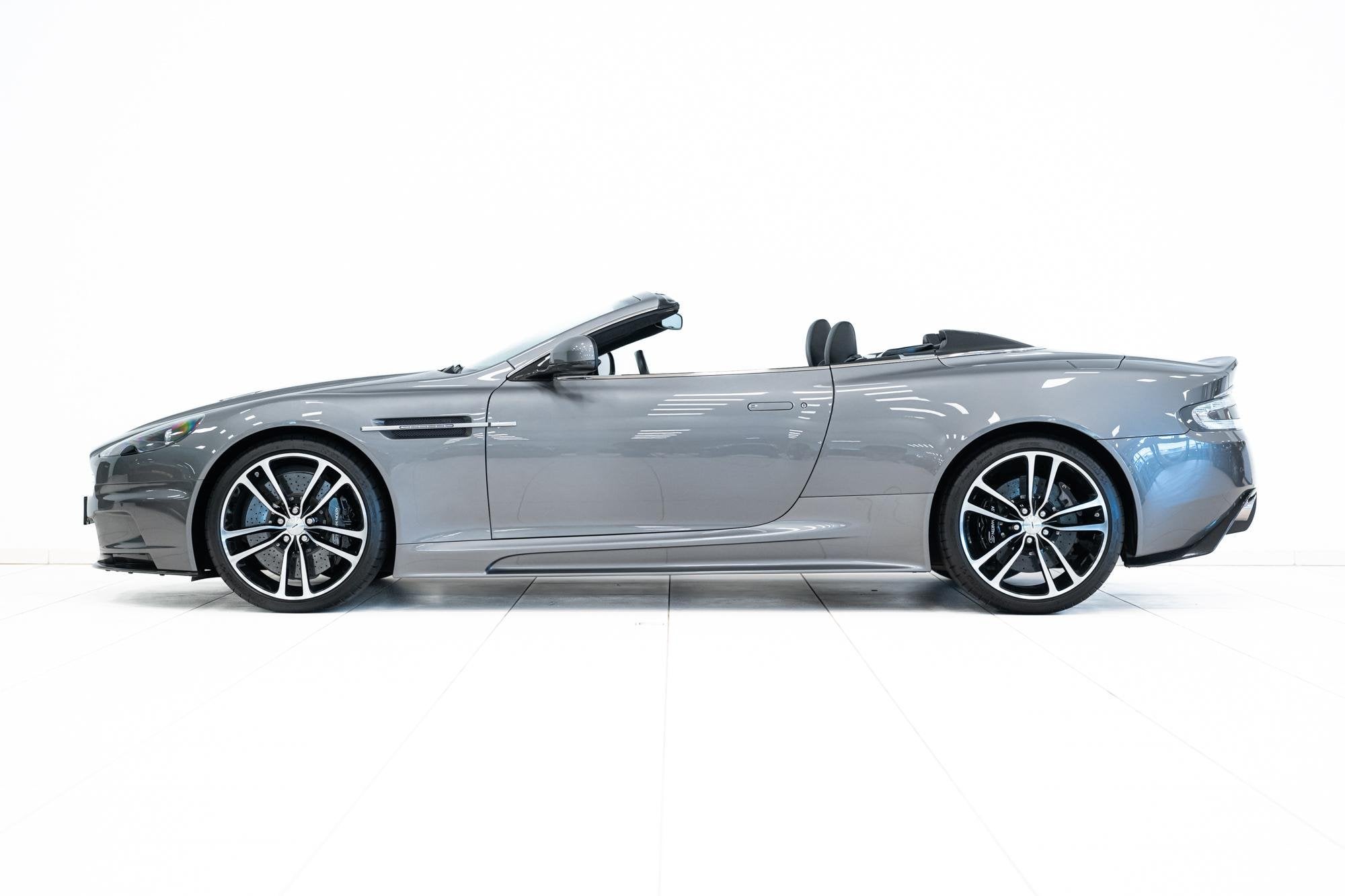 Aston Martin DBS Volante | Hammerhead Silver | Out Of Range, Auto's, Automaat, Achterwielaandrijving, Gebruikt, 1715 kg