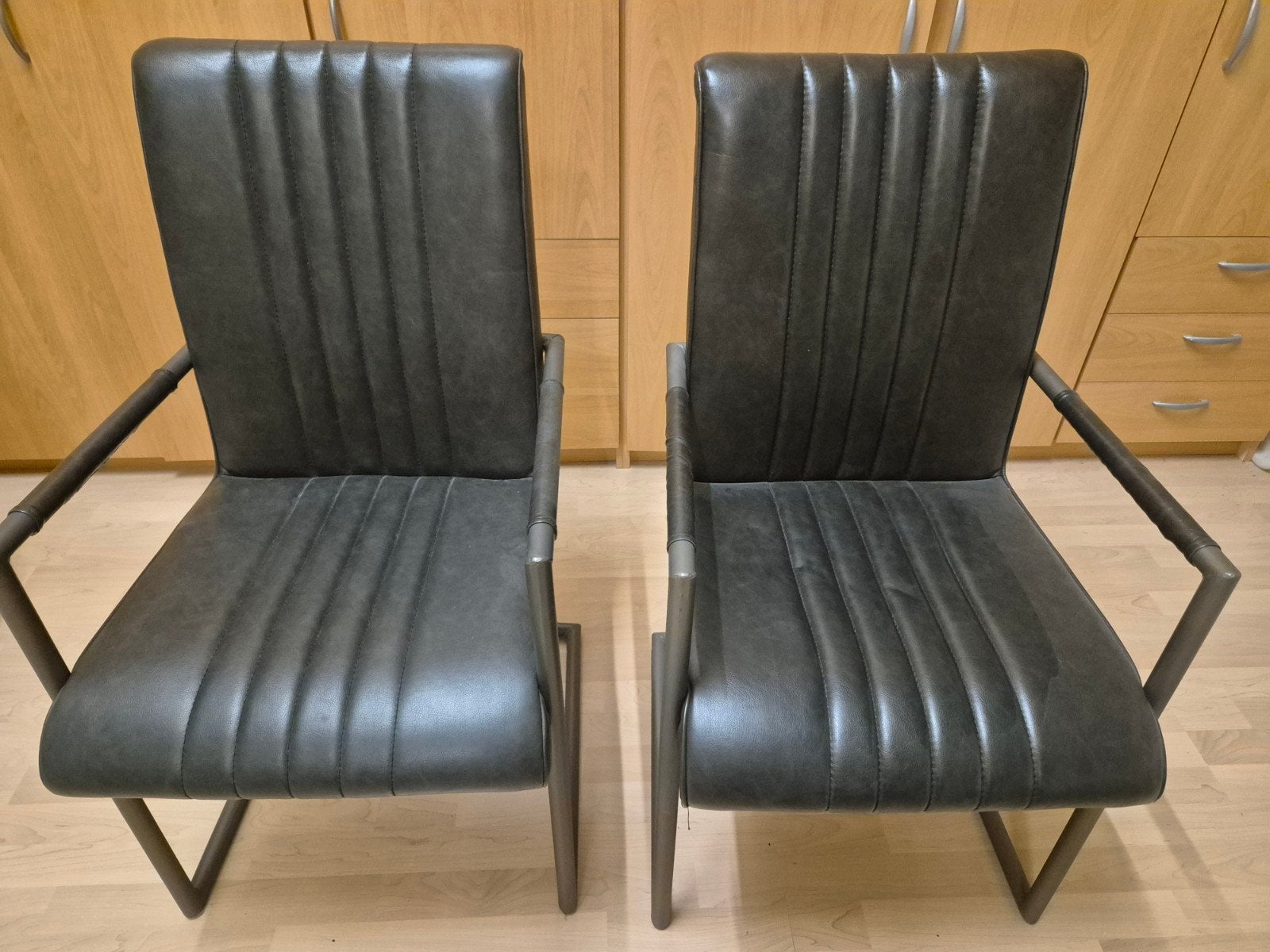 2 Donkergrijze Eetkamerstoelen van Nepleer - Zithoogte 50cm, Ophalen, Overige materialen, Gebruikt, Twee