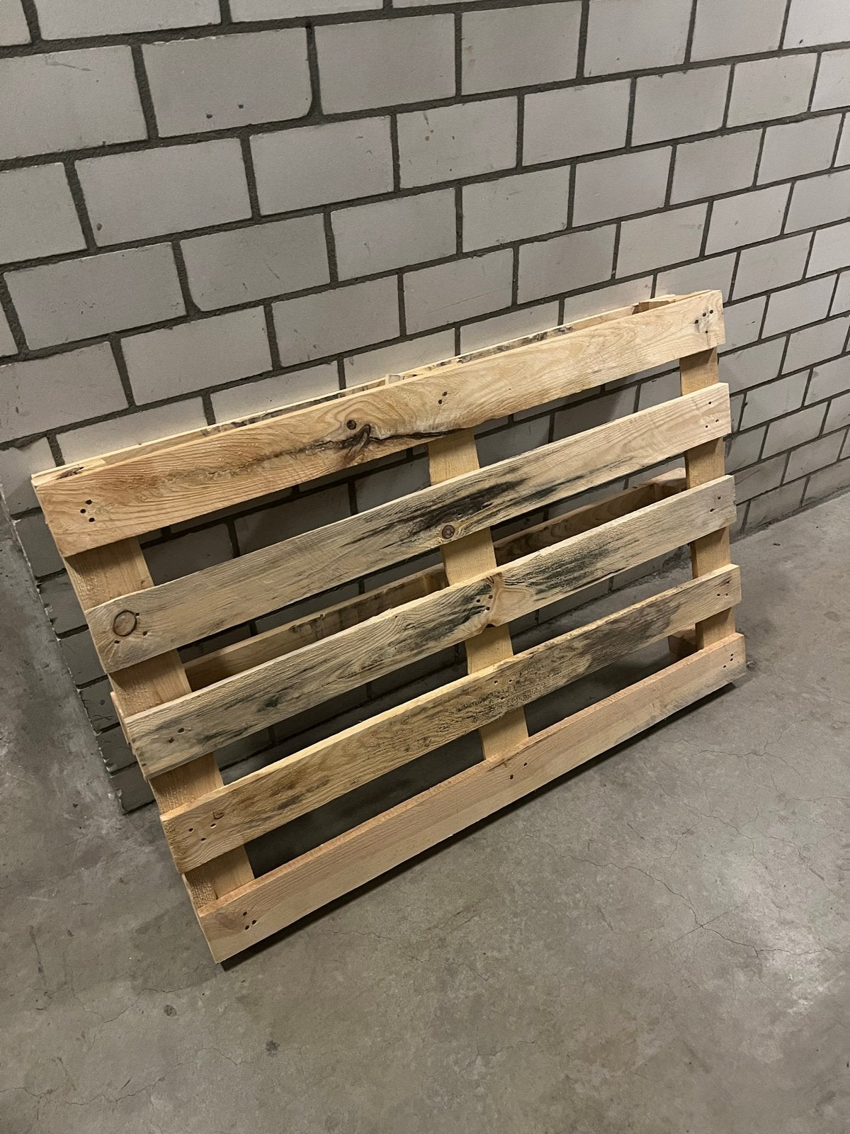Pallets: 1 houten en 3 blauwe plastic pallets, Doe-het-zelf en Verbouw, Ophalen of Verzenden