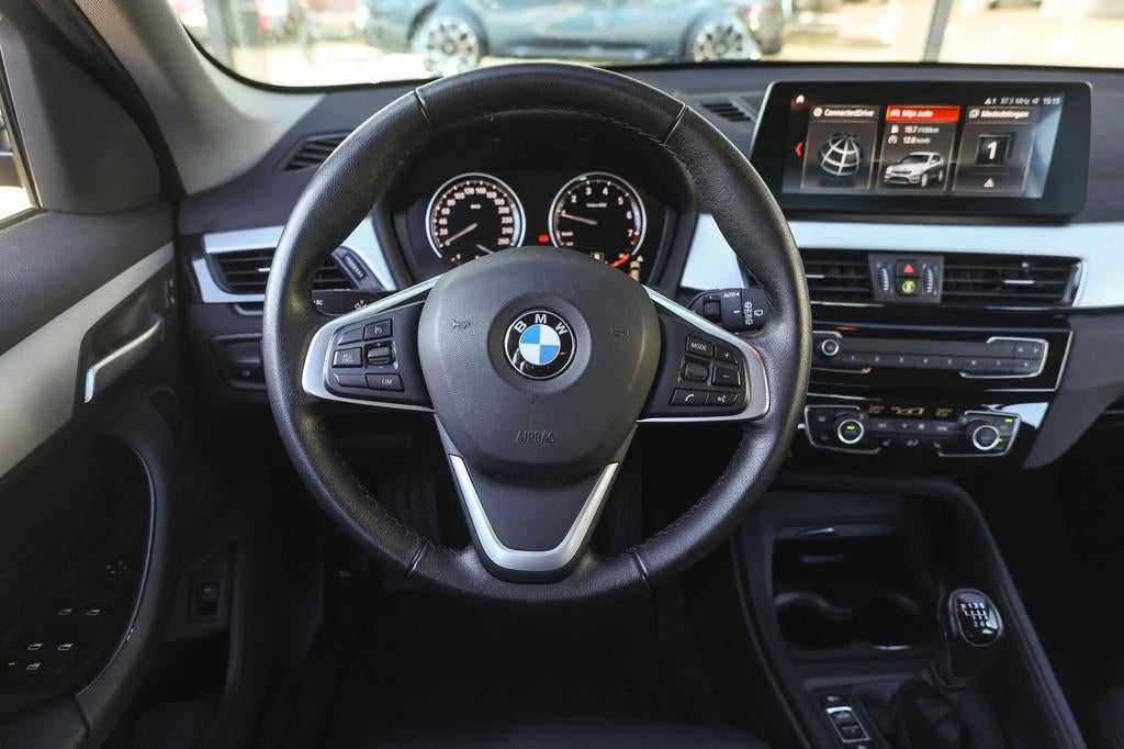 BMW X1 sDrive18i High Executive / Adaptieve LED / Head-Up /, Gebruikt, Met garantie (alle), Handgeschakeld, 3 cilinders