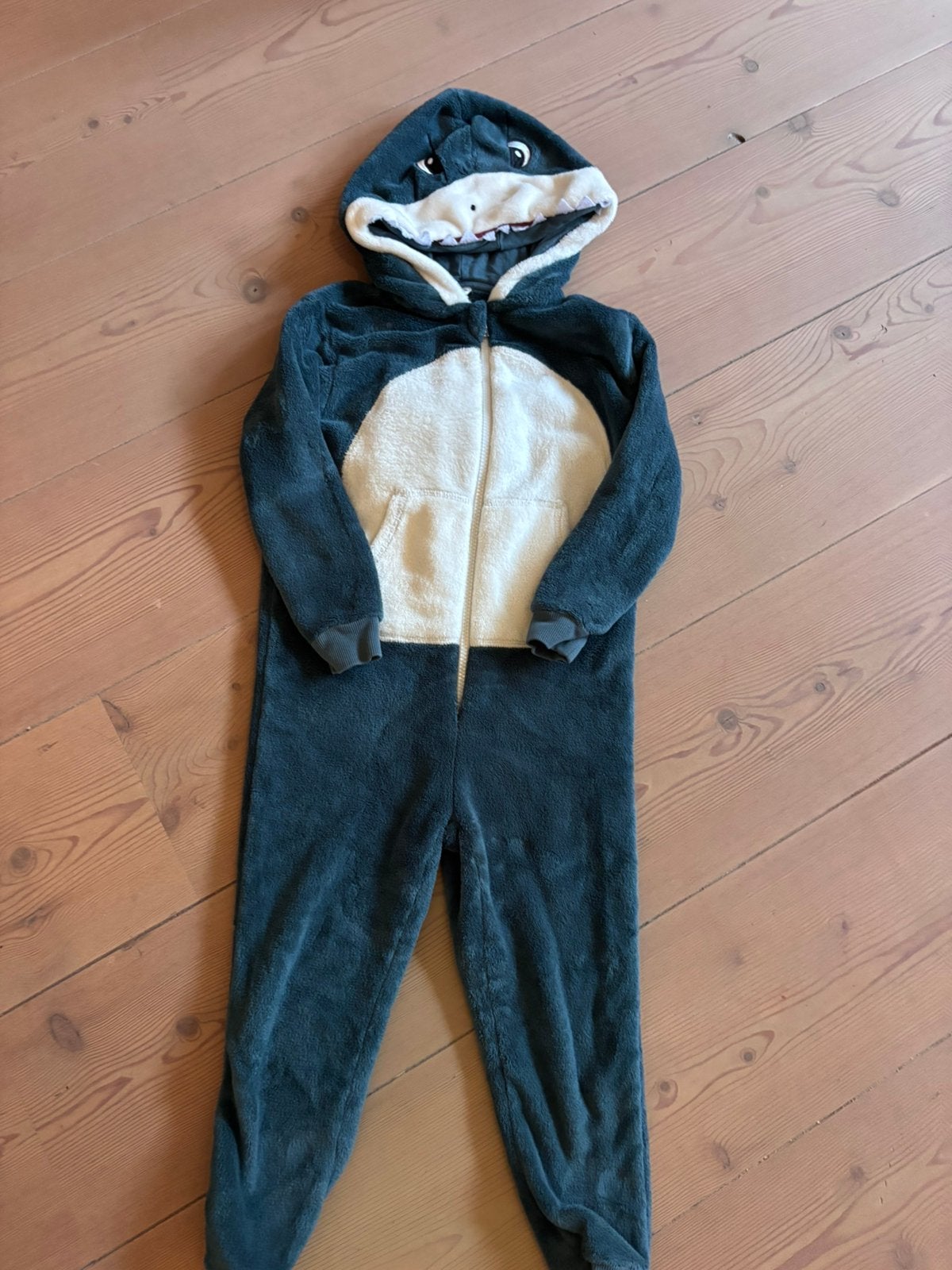Heerlijk zachte haaien onesie / jumpsuit – Maat 5 jaar (110), Ophalen of Verzenden, Jongen of Meisje, Nacht- of Onderkleding