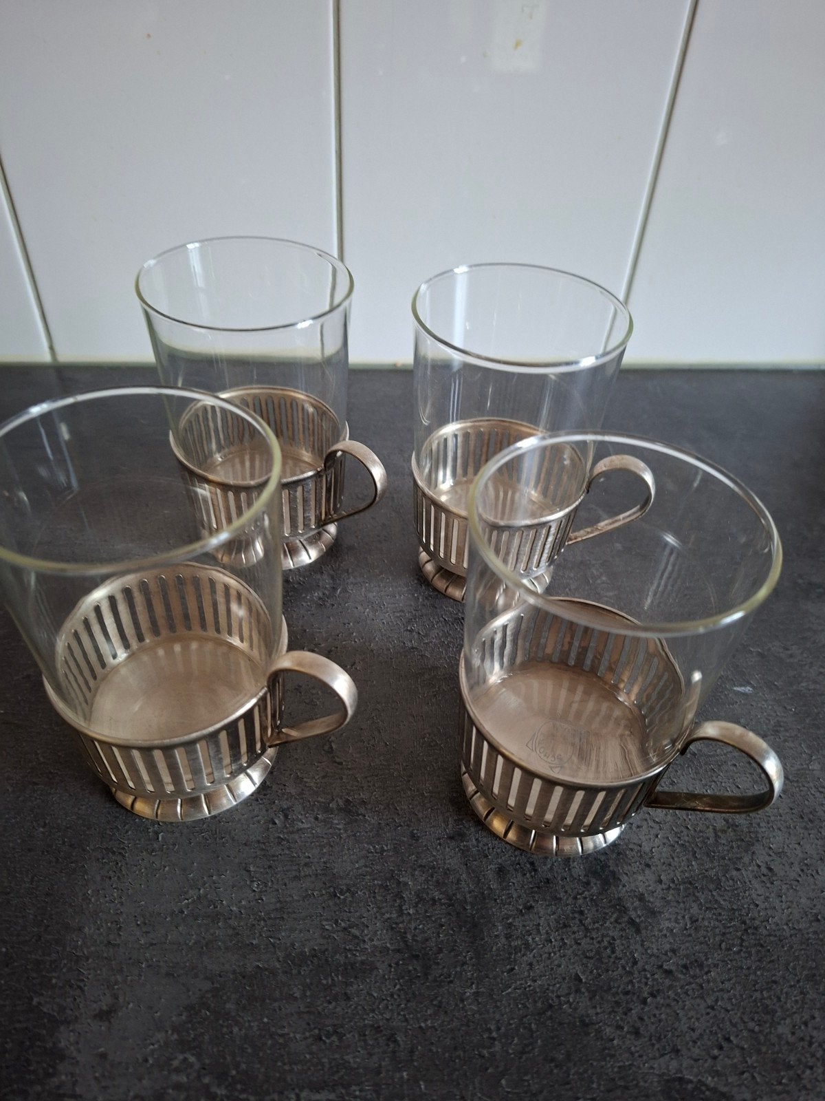 Set van 4 vintage theeglazen met metalen houders, Antiek en Kunst, Antiek | Glas en Kristal, Ophalen of Verzenden