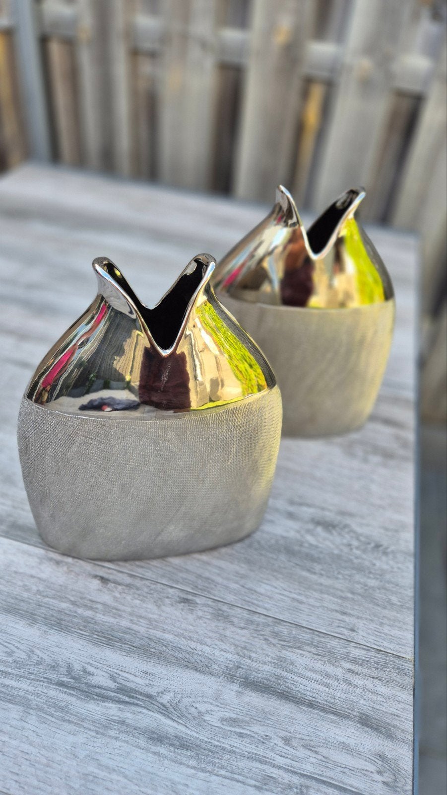 Set van 2 decoratieve vazen - zilverkleurig met structuur, Huis en Inrichting, Woonaccessoires | Vazen, Ophalen of Verzenden, Zo goed als nieuw