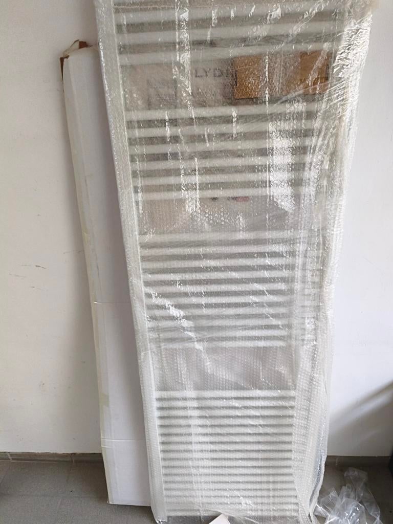 Nieuwe Handdoekradiator met Aansluitset, Doe-het-zelf en Verbouw, Verwarming en Radiatoren, Ophalen, 500 tot 800 watt, Radiator