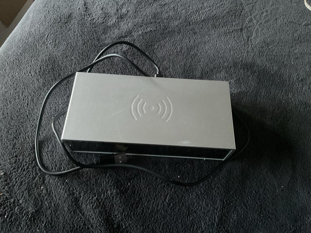 Wekker met draadloze oplader en USB-poort, Ophalen of Verzenden, Zo goed als nieuw, Digitaal