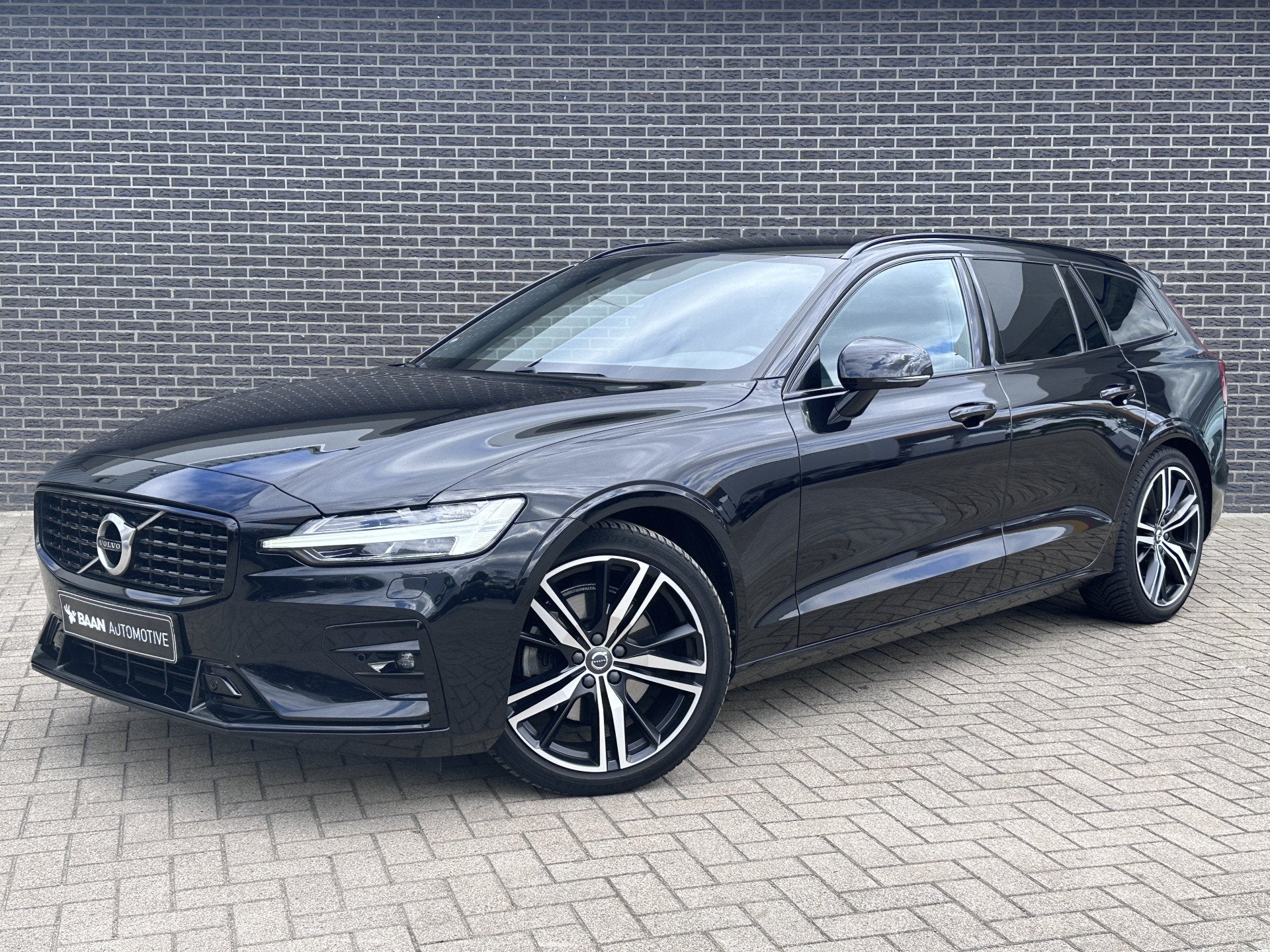 Volvo V60 2.0 B3 R-Design | HARMAN KARDON | LEER | SPORTSTOE, Dealer onderhouden, 15 km/l, Euro 6, 4 cilinders